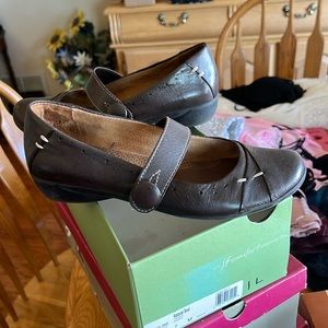 Natural Soul brown flats.
